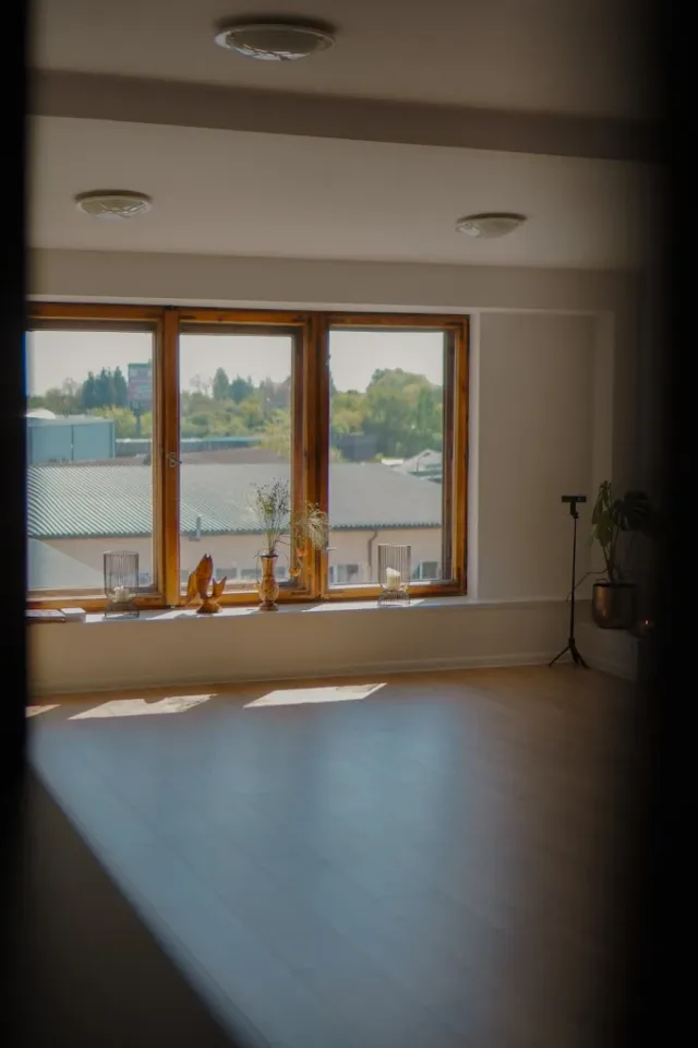 Holi Studio - sala do jogi z widokiem na Szczecin